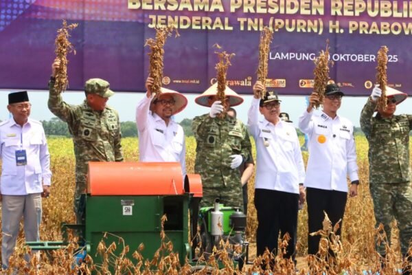 Lampung Utara Siap Jadi Sentra Kedelai Nasional, Bupati dan Wakil Bupati Dampingi Menhan dan Mentan  Panen Raya di Desa Madukoro