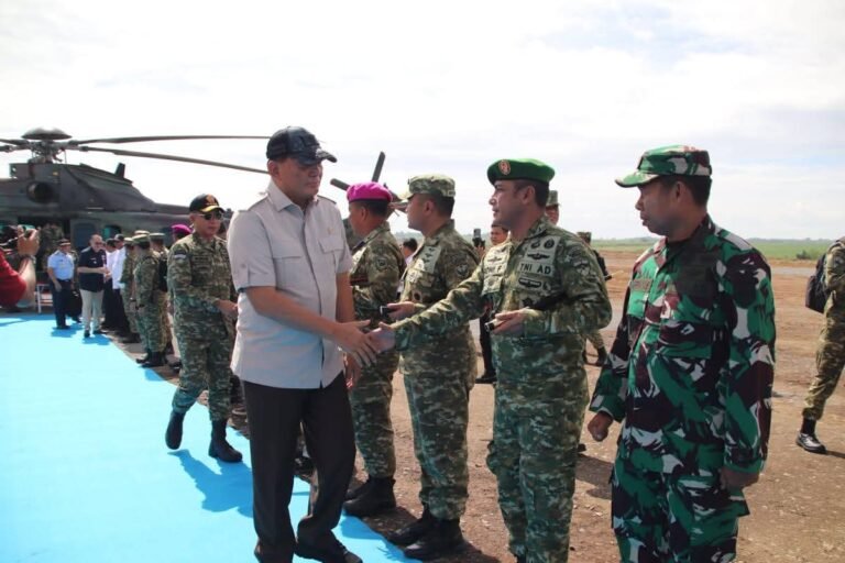 Dandim 0412/LU Letkol Inf Roni Faturohman Sambut Menhan RI Panen Raya Kedelai di Lampung Utara.