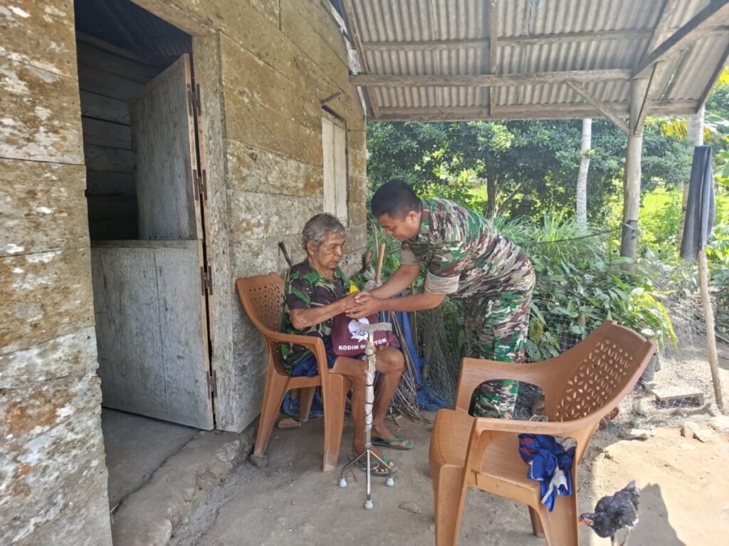 Kodim 0424/Tanggamus Bagikan Sembako kepada Warga Kurang Mampu Secara Door to Door