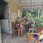 Kodim 0424/Tanggamus Bagikan Sembako kepada Warga Kurang Mampu Secara Door to Door