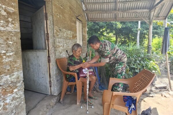 Kodim 0424/Tanggamus Bagikan Sembako kepada Warga Kurang Mampu Secara Door to Door