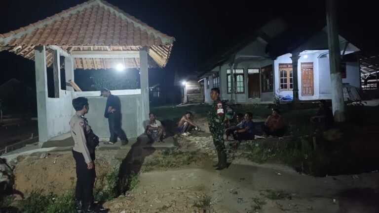 Bhabinkamtibmas Polsek Blambangan Umpu Sambangi Pos Ronda Kampung Karya Agung