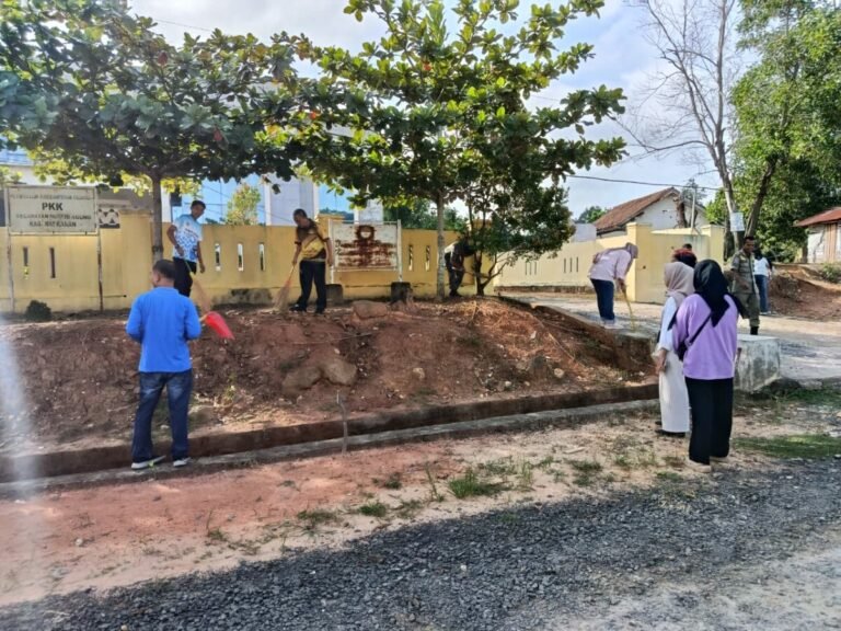 Wujudkan Lingkungan Sehat Dan Nyaman, Camat Negeri Agung Gelar Jum’at Besih