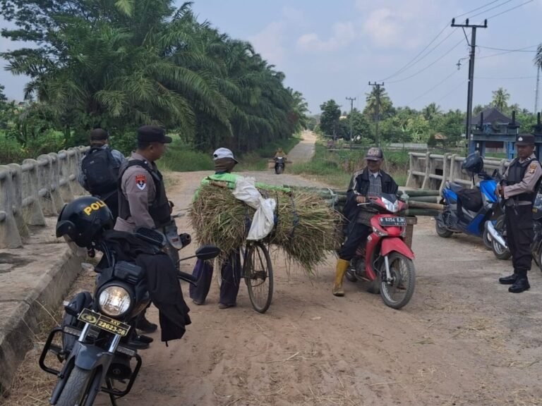 Patroli Sore Polsek Buay Bahuga Sasar Titik Rawan dan Sosialisasi Layanan 110