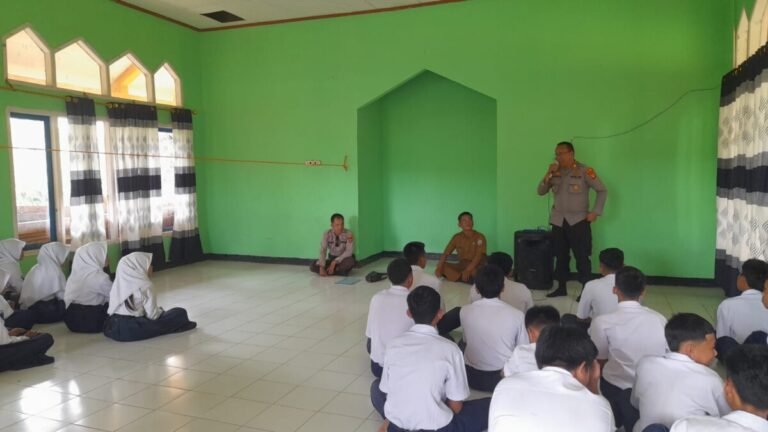 Kapolsek Gunung Labuhan Sosialisasi Pendaftaran SMA Kemala Taruna Bhayangkara di SMP Negeri 5
