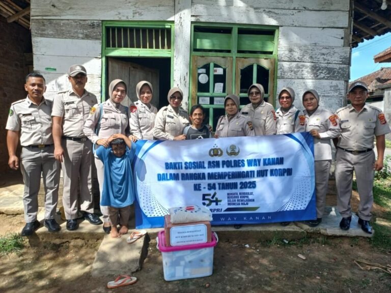 HUT KORPRI Tahun 2025, ASN Polres Way Kanan Salurkan Bansos ke Warga