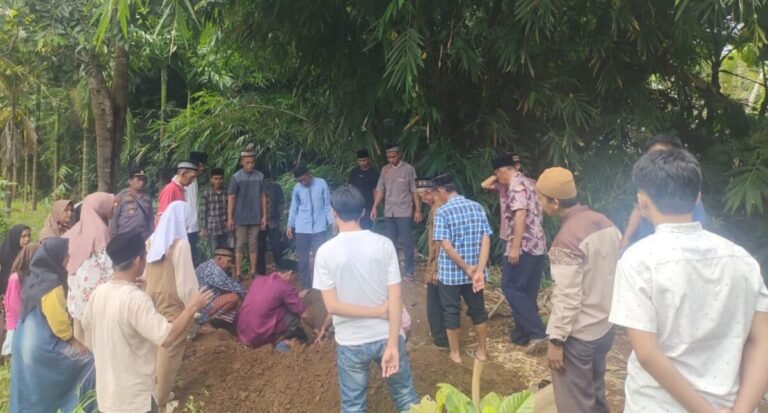 Kapolsek Wonosobo Melayat dan Hantarkan ke Pemakaman Korban Anirat di Pekon Belu
