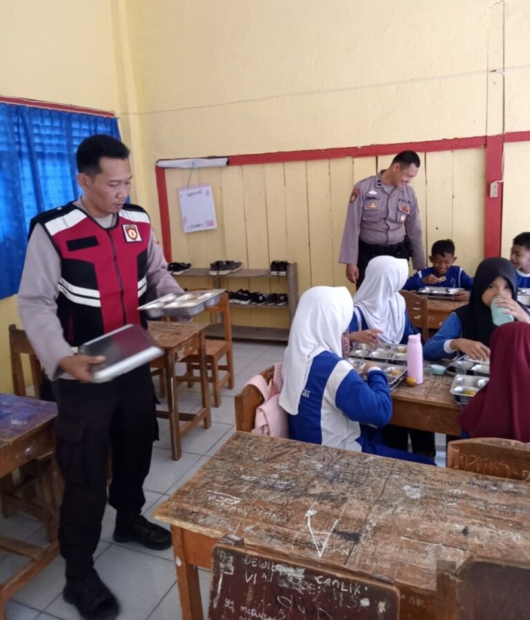 Dukung Progam Pemerintah, Polsek Banjit Monitoring MBG di Sekolah Dasar