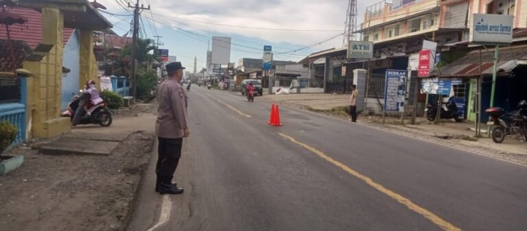 Peduli Keselamatan, Polsek Baradatu Lakukan Gatur Lalin di Jalinsum Tiuh Balak Pasar