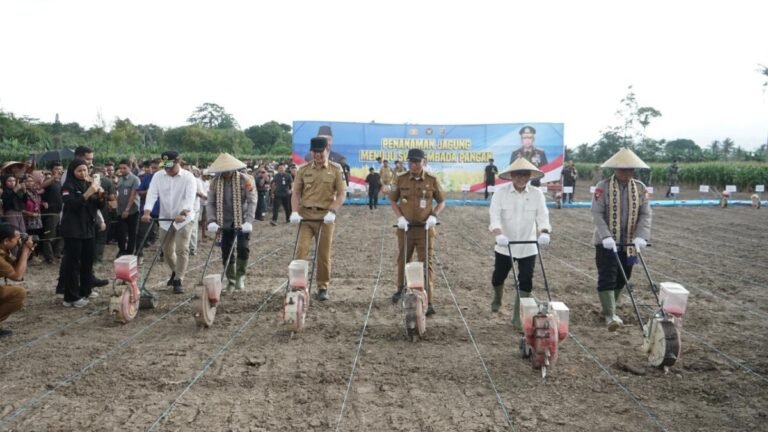 Wakapolri dan Kapolda Lampung Dampingi Menko Pangan Zulkifli Hasan Tanam Jagung di Lampung Selatan