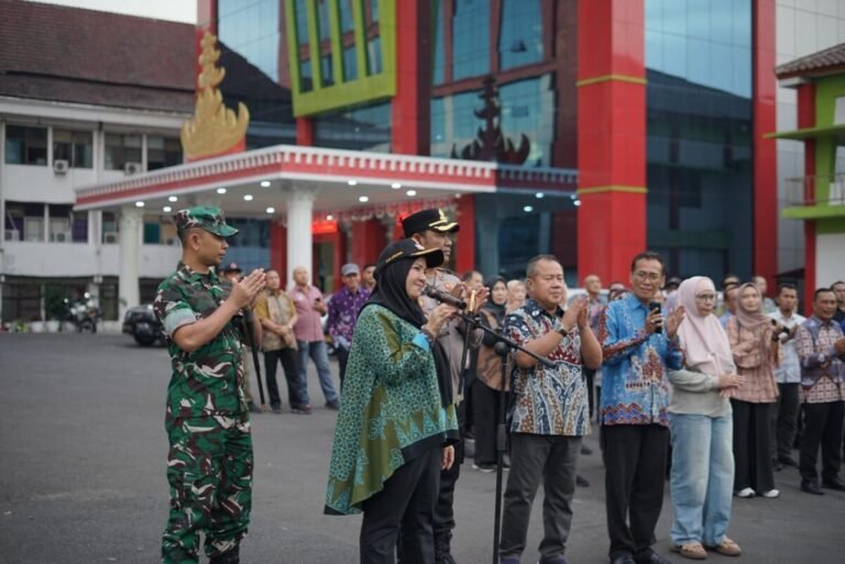 Wali Kota Eva Dwiana Lepas 13 Truk Bantuan untuk Korban Banjir di Sumatera