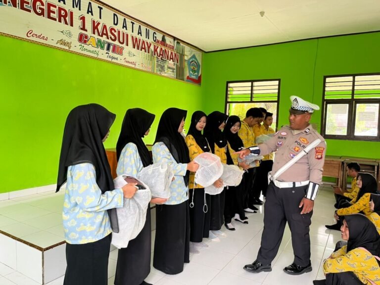 Police Goes to School di SMAN 1 Kasui, Satlantas Polres Way Kanan Binluh dan Bagikan Helm SNI