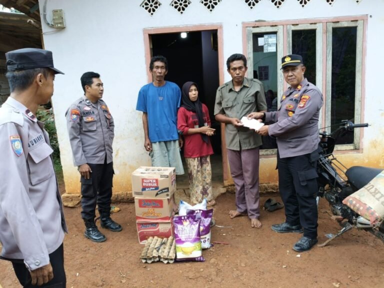 Rumah Warga Tersambar Petir, Kapolres Way Kanan Salurkan Bantuan Bagi Korban di Rebang Tangkas