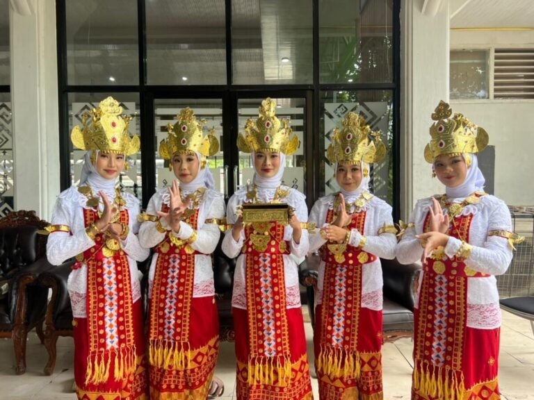 Pelajar SMPN 1 Blambangan Umpu Tampilkan Tari Sigeh Penguten pada Puncak Milad ICMI ke-35