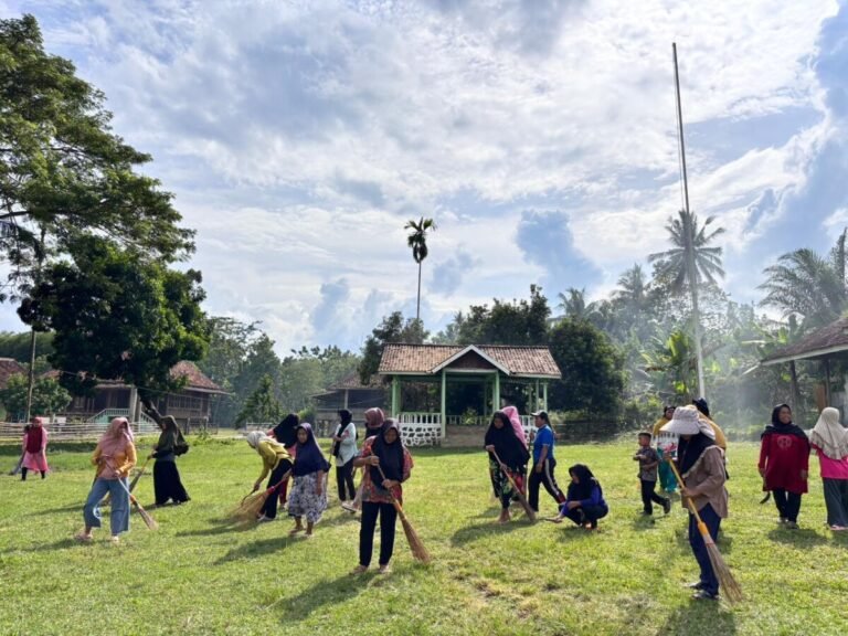 Gerakan Bersih-bersih Lingkungan, Warnai Peringatan Hari Ibu