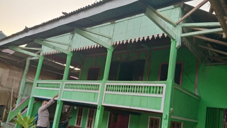 Polsek Semaka Identifikasi Paska Angin Puting Beliung Terjang Pekon Way Kerap