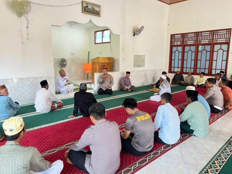 Shalat Berjamaah di Masjid Baitul Mahfud Kapolres Way Kanan Berikan Himbauan Harkamtibmas