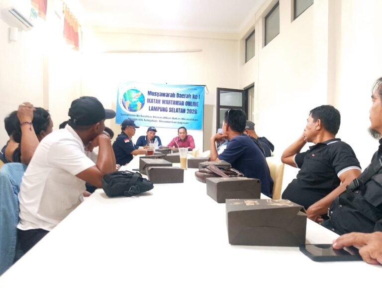 Ketua PW IWO Provinsi Lampung, Edi Arsadad, mengucapkan selamat atas terpilihnya Sior Aka Prayudi