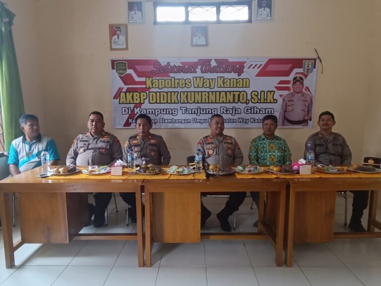 Jumat Berkah Kapolres Way Kanan Salurkan Bansos di Balai Kampung Tanjung Raja Giham