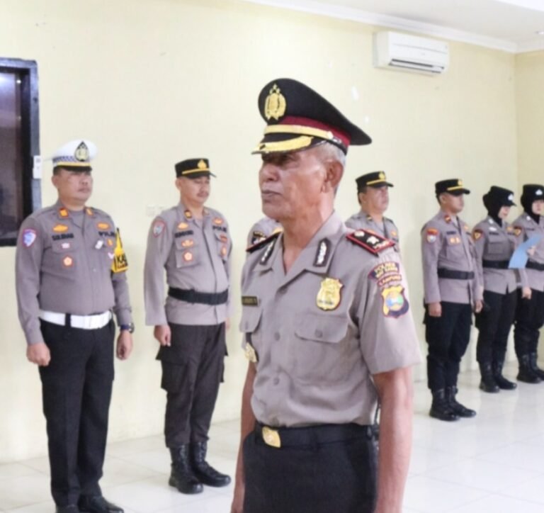 Wakapolres Way Kanan Pimpin Upacara Kenaikan Pangkat pengabdian Reward