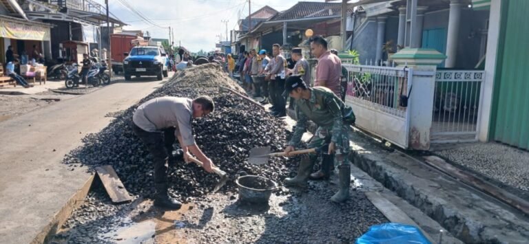 Sinergi Tingkatkan Kamtibmas Kondusif, Polisi dan Masyarakat Gotong Royong Pengecoran Jalan Tiuh Balak Pasar Baradatu