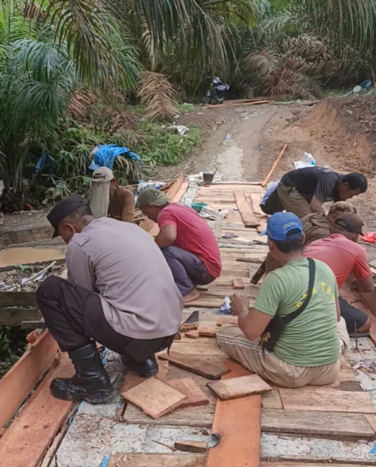 Polri Untuk Masyarakat Kanit Binmas Polsek Buay Bahuga Gotong Royong Bangun Jembatan  Suka Dana