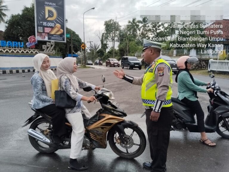 Ciptakan Kamseltibcar di Bulan Ramadhan Satlantas Polres Way Kanan Gatur Lalin  Simpang 4 Negeri Baru