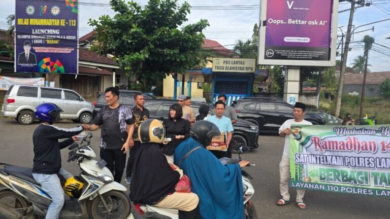 Ramadhan Berbagi, Sat Intelkam Polres Lampung Utara Bagikan Takjil di Bundaran Tugu Alamsyah RPN