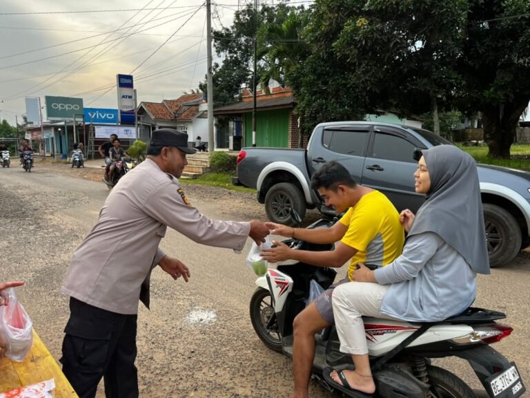 Polsek Pakuan Ratu Berbagi Takjil Jelang Buka Puasa di Depan Mako