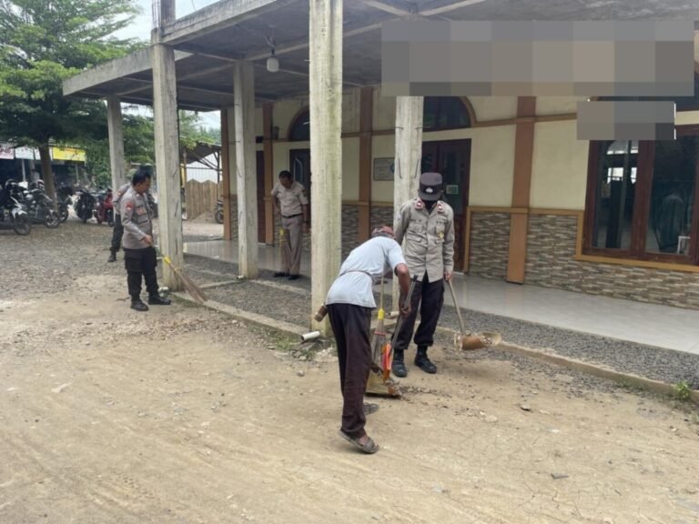 Semangat Ramadhan 1447 H, Satbinmas Polres Way Kanan Kurve Bersihkan Masjid