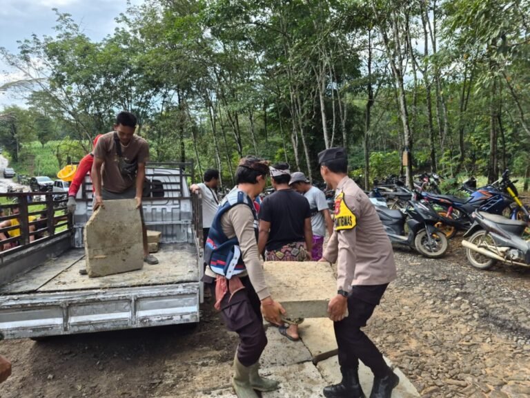 Polisi Gelar Gotong Royong  Pure Melasti Bali Sadhar Utara