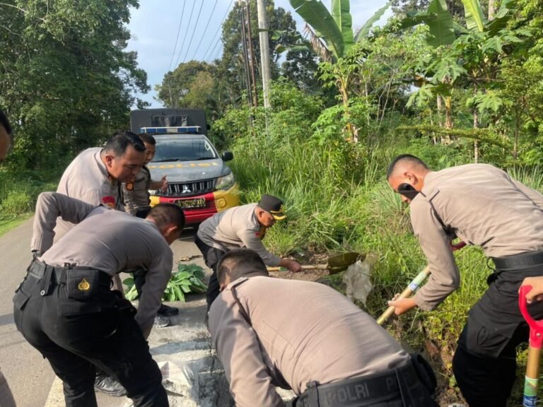 Peduli Keselamatan, Polres Way Kanan Perbaiki Jalan Berlubang Jelang Idul Fitri 1447 H