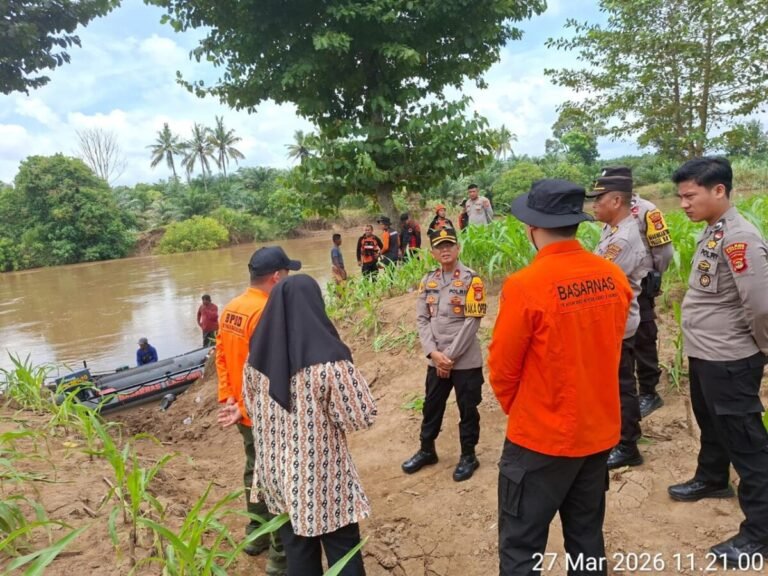 Diduga 2 Orang Hanyut Terbawa Arus Sungai Way Umpu, Polisi dan BPBD Way Kanan Masih Melakukan Pencarian