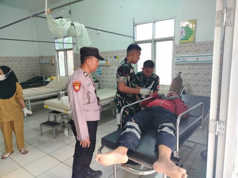 Respon Cepat Layanan 110, Polsek Way Tuba Evakuasi Pengendara Motor Alami Kecelakaan Jalinsum Way Kanan