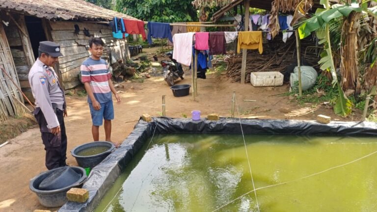 Bhabinkamtibmas Buay Bahuga Dampingi Budidaya Lele Warga untuk Program Ketahanan Pangan